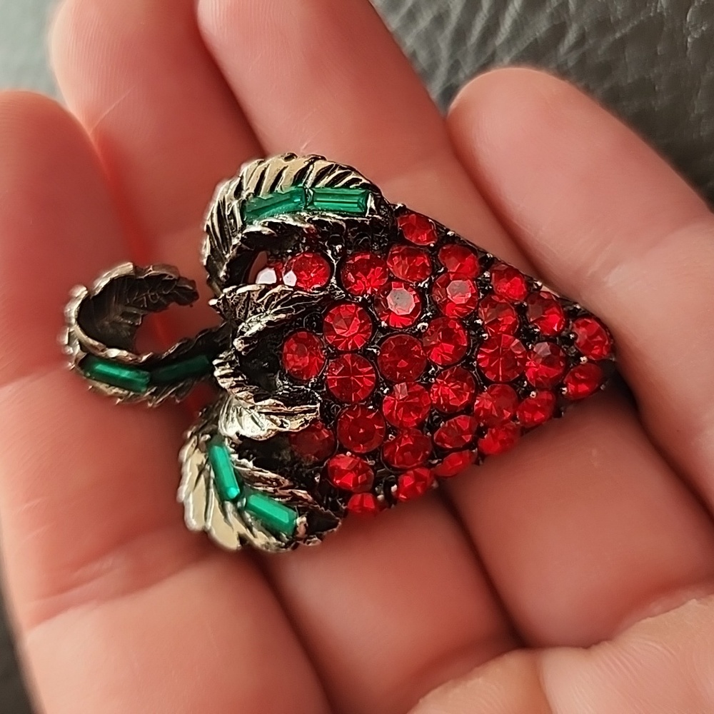 VTG PELL brooch